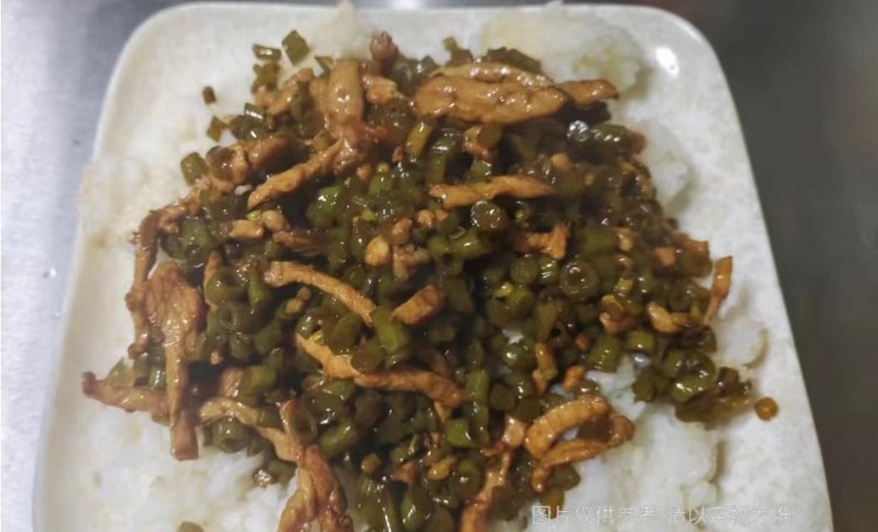 酸豆角肉丝盖饭